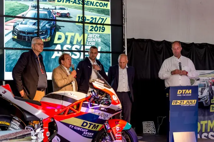 Aston Martin coureur Daniel Juncadella, Moto2-coureur Lukas Tulovic, Gedeputeerde van Drenthe Henk Brink, Burgemeester van Assen Marco Out, DTM-directeur Achim Kostron, TT-directeur Peter Oosterbaan en organisator Lee van Dam waren getuige van de eerste DTM-ronden
