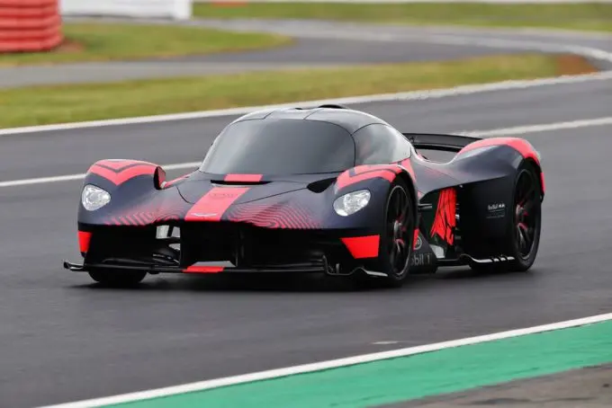 aston martin valkyrie 2