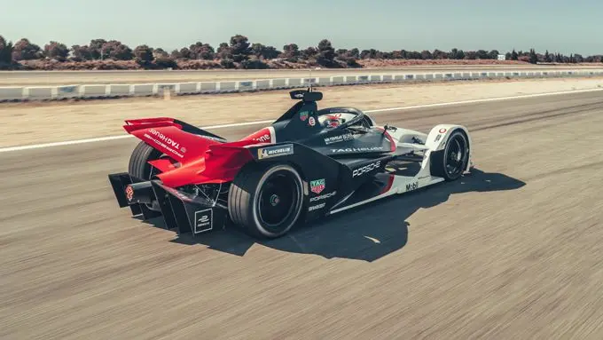 Porsche 99X Electric rechter zijkant