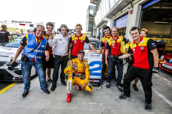 Tom Coronel scoort dubbel podium met DHL Honda Civic Type R