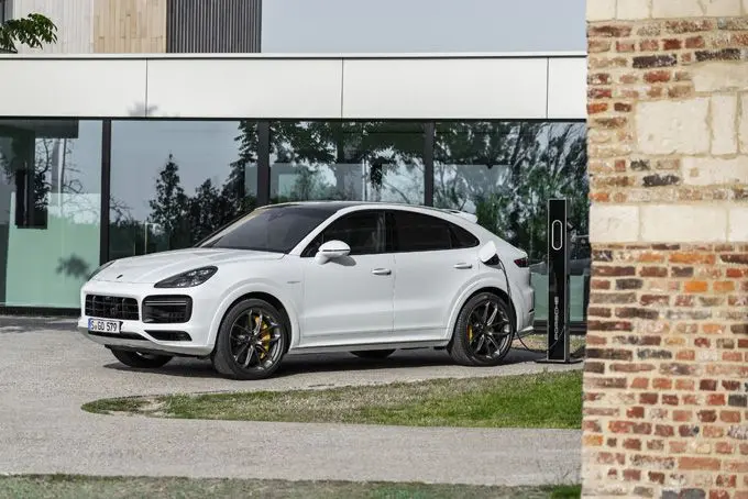 De Cayenne Turbo S E-Hybrid en de Cayenne Turbo S E-Hybrid Coupé
