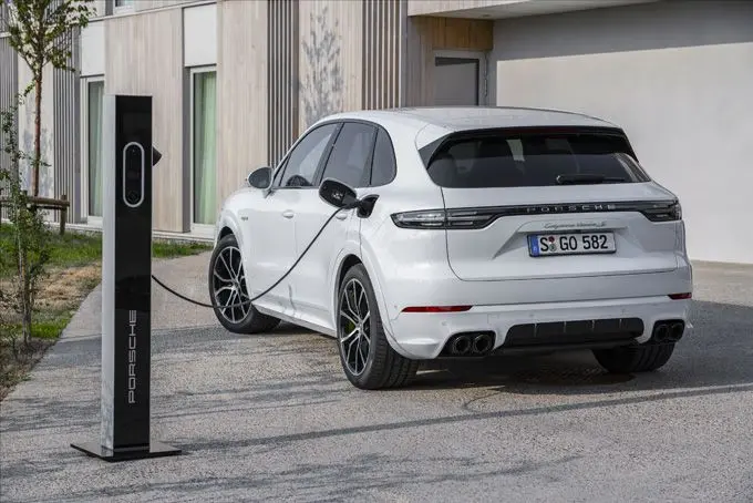 De Cayenne Turbo S E-Hybrid en de Cayenne Turbo S E-Hybrid Coupé