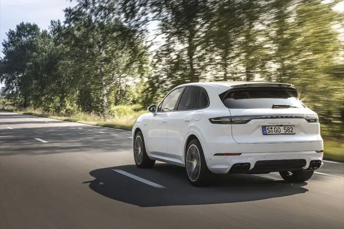 De Cayenne Turbo S E-Hybrid en de Cayenne Turbo S E-Hybrid Coupé