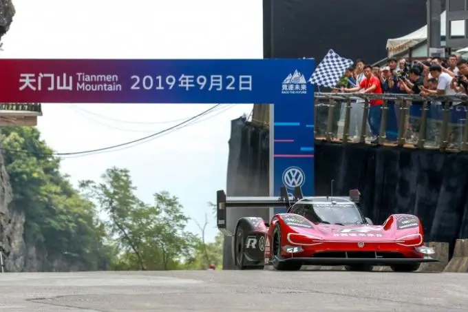 Romain Dumas racet in ID.R in 7:38.585 minuten naar ‘hemelpoort’ Tianmen bergweg
