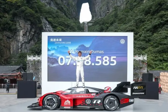 Romain Dumas racet in ID.R in 7:38.585 minuten naar ‘hemelpoort’ Tianmen bergweg