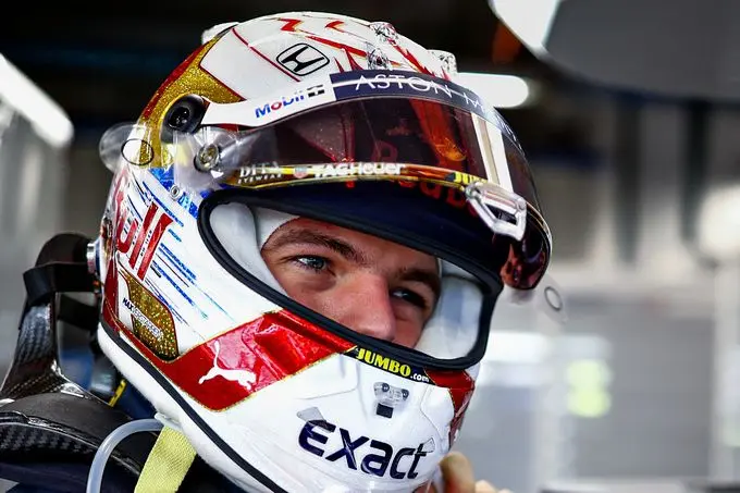 Max Verstappen helm livery chrone goud