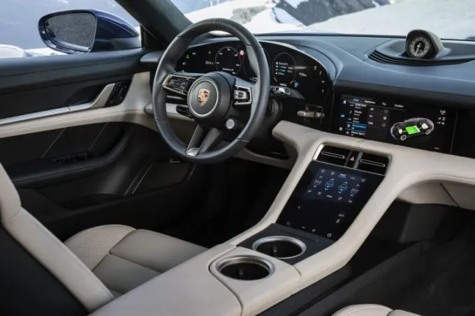 Porsche Taycan 4 dashboard schuin