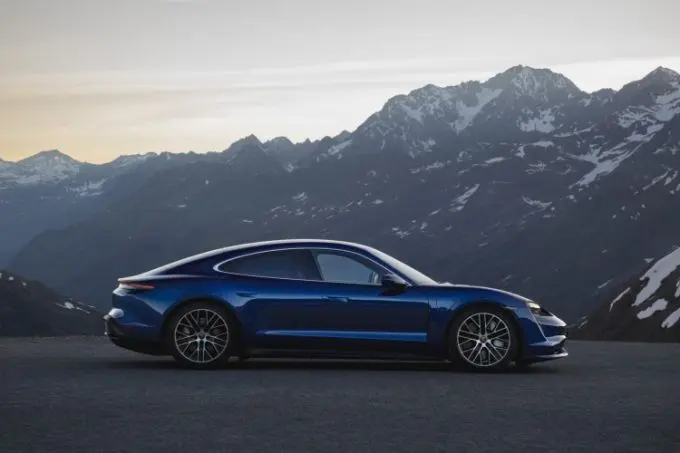 Porsche Taycan 8 rechter zijkant