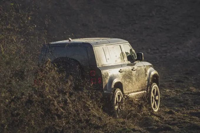 Nieuwe Land Rover Defender tot het uiterste gedreven in nieuwe James Bond-film No Time To Die