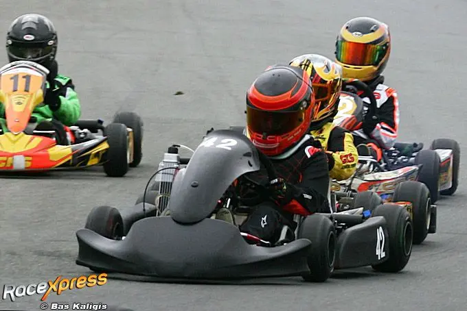 Jens Treur knalt naar zege in Mini Max