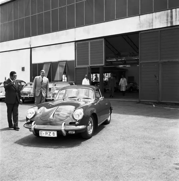 15_1962_Alfried_Krupp_holt_sein_356_B_CoupY_ab_links_Harald_Wagner