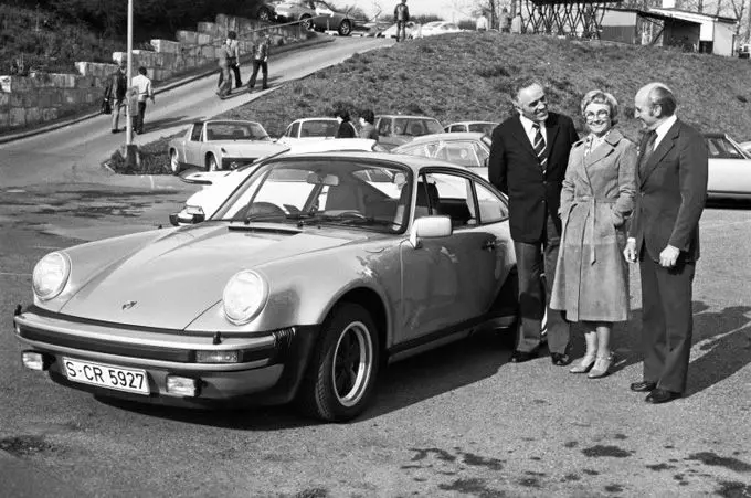 70_jaar_Porsche_afleveringen_911_Turbo_30_CoupY_Mj._1976_Harald_Wagner_links_Ybergibt_den_Porsche_an_Familie_Pietsch