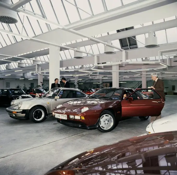 19_Porsche_Typ_928_S_CoupY_rechts_und_911_Turbo_33_CoupY_bei_der_Wagenauslieferung