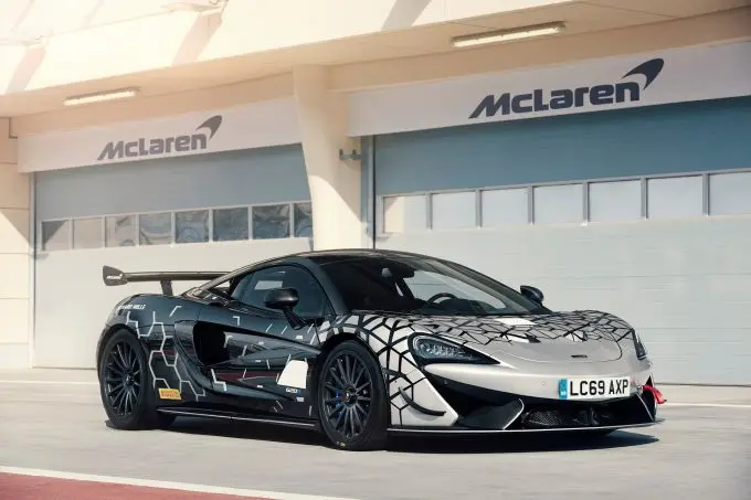 McLaren 620R track pitbox
