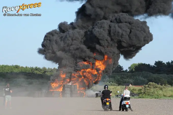 grote rookpluimen boven Zandvoort! Brand op het terrein van Circuit Zandvoort