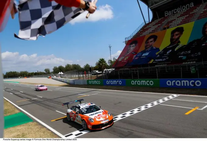 Porsche Mobil 1 Supercup Circuit de Barcelona Catalunya Larry ten Voorde finishvlag