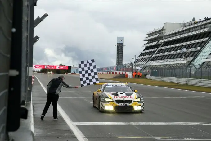 Nicky_Catsburg_als_winnaar_over_start_finish