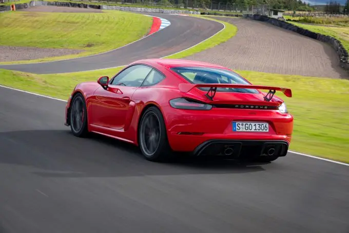 3_718_Cayman_GT4
