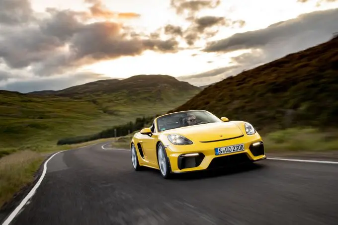 5_718_Spyder geel