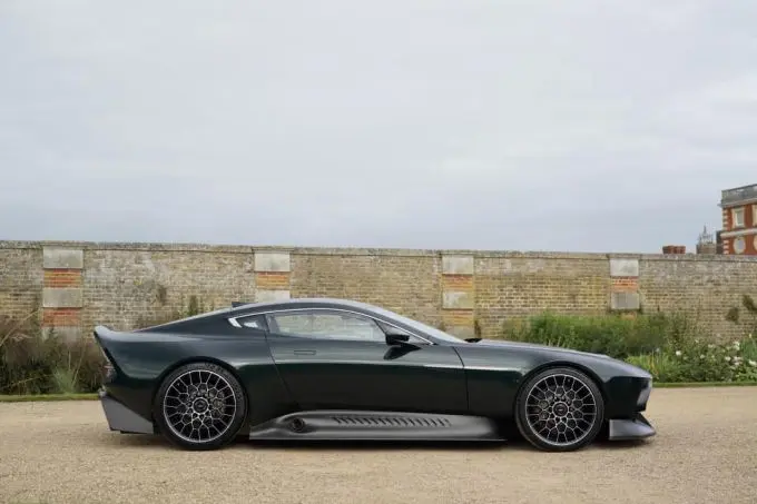 Aston Martin Victor 6