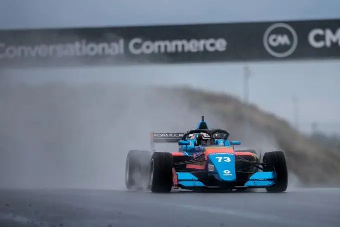 Autocoureur Tijmen van der Helm rijdt knappe inhaalrace in Zandvoort