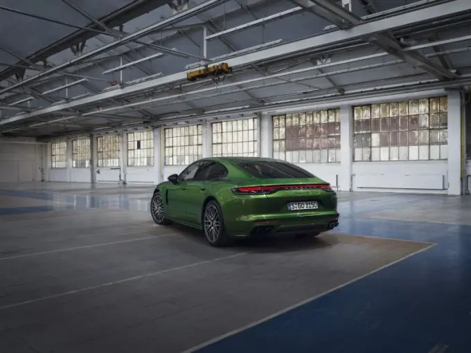 Tot zelfs 700 pk: nieuwe plug-in hybrideversies voor Porsche Panamera