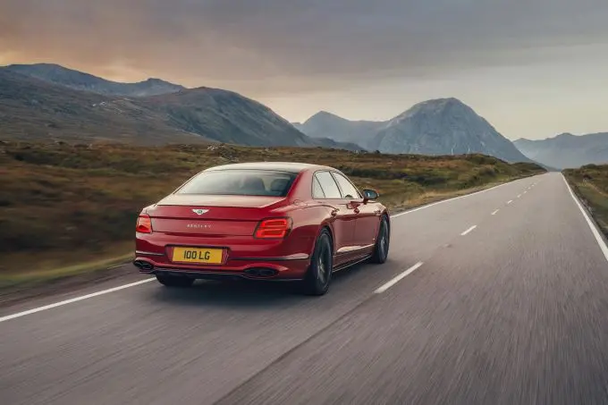  Bentley onthult de Flying Spur V8