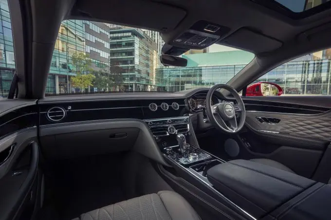  Bentley onthult de Flying Spur V8