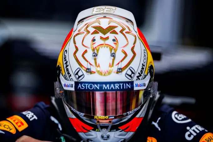 Max Verstappen helm leeuw F1 Red Bull