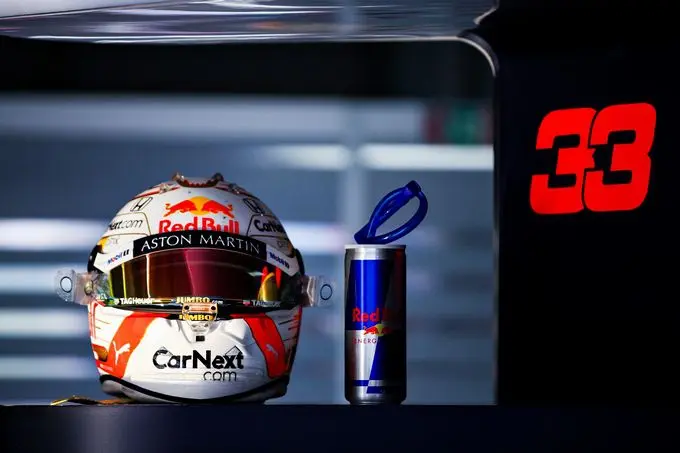 Car Next helm Max Verstappen