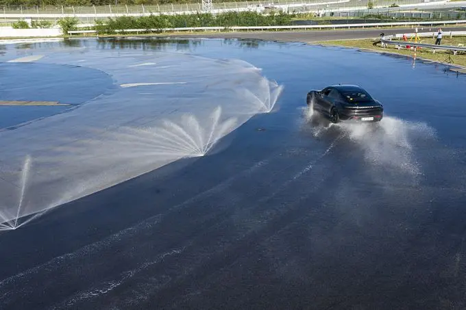 Dennis Retera drift de Porsche Taycan naar record in Guinness World Records™