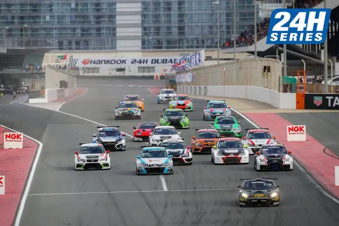 24H Dubai 2020 TCE en TCX klasse Ginetta voorop