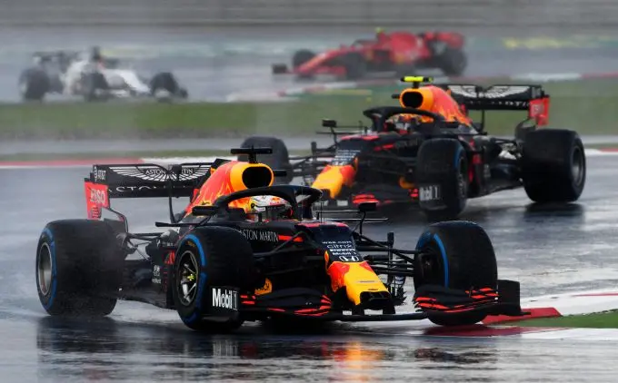 Max_Verstappen_voor_Alex_Albon_GP_van_Turkije_2020
