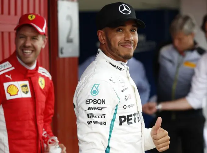 Lewis_Hamilton_duimpje_omhoog