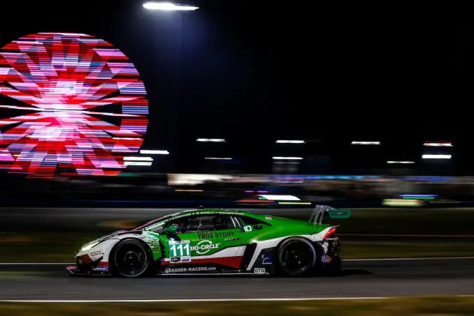 Nr111_GRT_Grasser_Racing_Team_Lamborghini_Huracan_GT3_GTD_Rolf_Ineichen_Mirko_Bortolotti_Steijn_Schothorst_Marco_Mapelli actie nacht