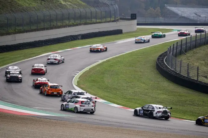 24H SERIES startveld heuvel op