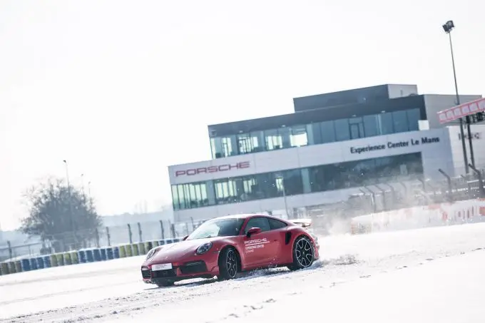 Porsche besneeuwd Le Mans circuit 4