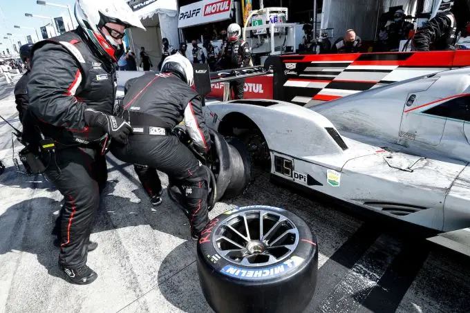 RvdZ_4_Nr01_Cadillac_Chip_Ganassi_Racing_Cadillac_DPi_DPi_Pit_Stop_tyre_change