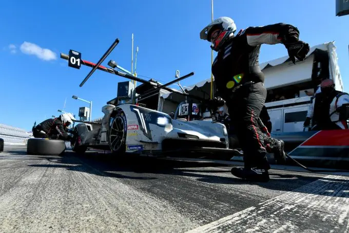 RvdZ_5_Nr01_Cadillac_Chip_Ganassi_Racing pit stop
