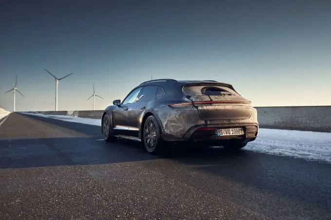 Sneeuwpret Zeeuwse Deltawerken met Porsche Taycan Cross Turismo rear