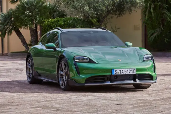 2 Porsche Taycan Cross Turismo