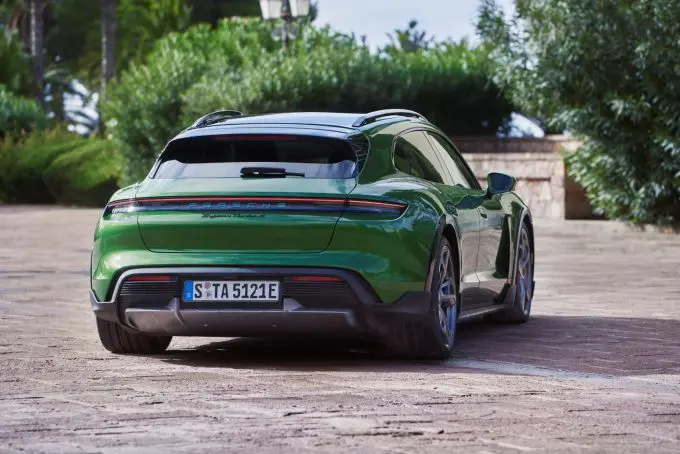 3 Porsche Taycan Cross Turismo