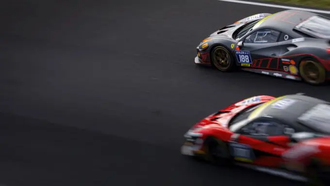 Roger_Grouwels_Ferrari_close_finish_Misano