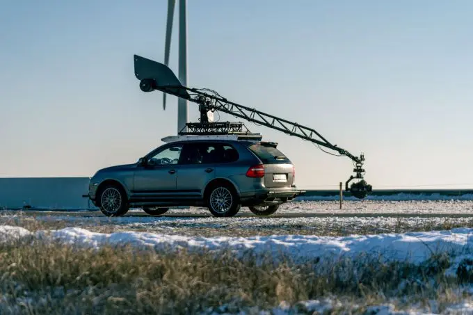 Sneeuwpret Zeeuwse Deltawerken met Porsche Cayenne camera auto