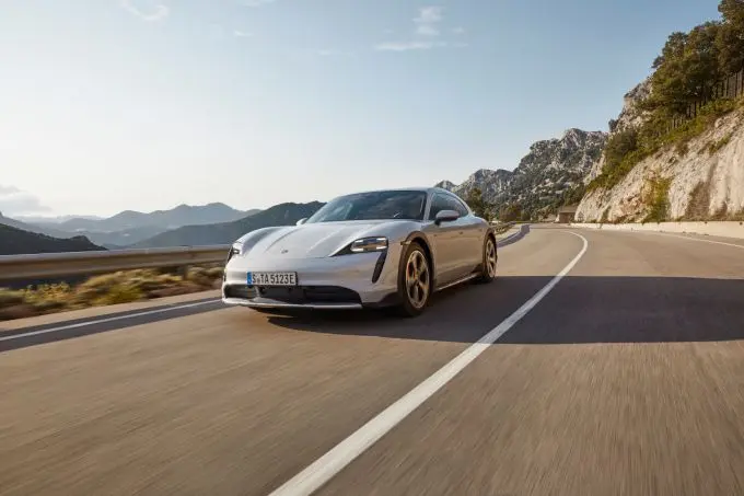 4 Porsche Taycan Cross Turismo