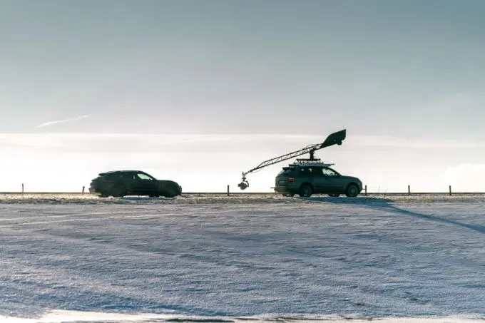 Sneeuwpret Zeeuwse Deltawerken met Porsche Taycan Cross Turismo en Cayenne voorop