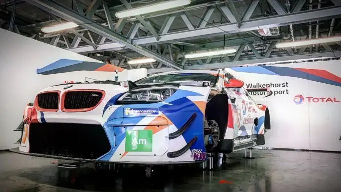 8_Walkenhorst_BMW_M6_GT3_pitbox_low_position