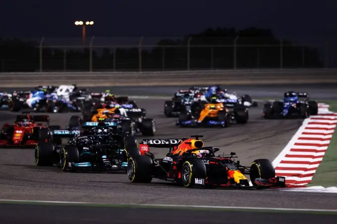 Max_Verstappen_Lewis_Hamilton_Bahrein_2021 actie