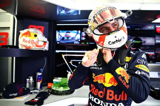 Max_Verstappen_pitbox_helmet_Bahrain_2021