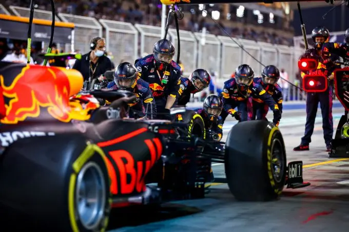 Max_Verstappen_pitstop_Bahrein_2021